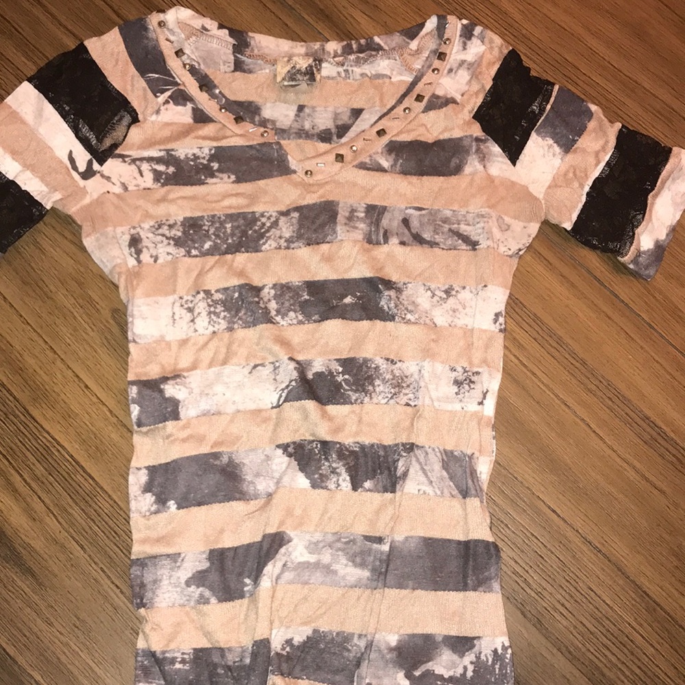 Daytrip Buckle brand. Lace lightweight top.